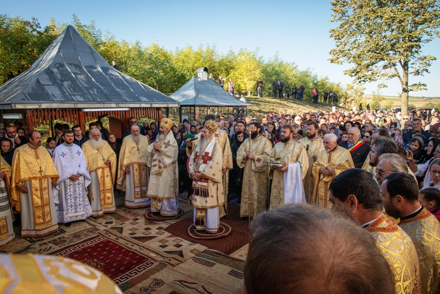 ps-antonie-episcop-de-balti-la-slujba-de-sfintire-a-bisericii-din-sat-buzeni-jud-botosani-7-octombrie-2018-0